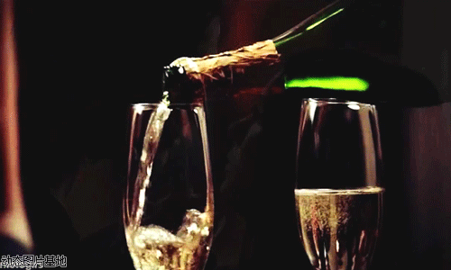 还是用一只手倒酒,另一只手拿着酒杯呢?如果都有的话,它们有什么区别?